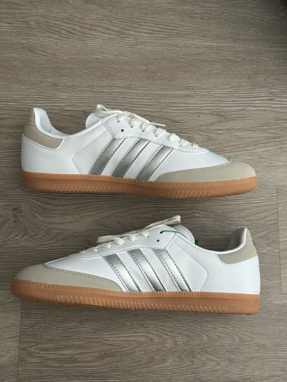 NEW Adidas Samba OG Sneaker in Cloud White, Silver Metallic & Gray One Size 10 - Picture 5 of 16